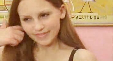 പെൺകുട്ടി താടിയുള്ള സുഹൃത്തിന് മിനുസമാർന്ന പുസ്സി നൽകി