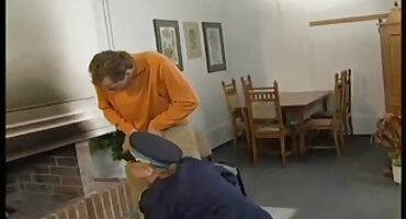 പരിചയസമ്പന്നനായ ആൾ ഒരു മനോഹരമായ പെൺകുട്ടി ഇംപ്രെഗ്നതെദ്