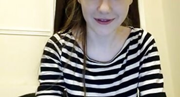 സോളോ കാണുന്നു കോഴി ഉടനെ എടുത്തു മുലകുടി