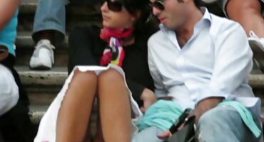 ചെറിയ ടിറ്റുകൾ ഒരു നല്ല കഴുത അറ്റാച്ചുചെയ്തു