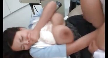 ഒരു സ്ലട്ട് കാലുകളും യോനിയും നക്കുന്നു