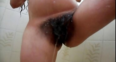 ഡോഗ് പൊസിഷനിൽ ടാറ്റൂ ചെയ്ത കുഞ്ഞ്