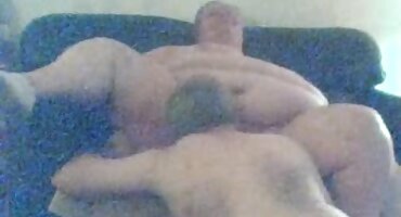 ഒരു സെക്സ് ടോയ് ഉപയോഗിച്ച് കിടക്കയിൽ സ്റ്റോക്കിംഗിൽ ലെസ്ബിയൻസ്