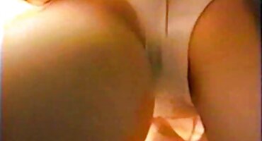 കറുത്ത വർഗക്കാരായ രണ്ട് സ്ത്രീകളുടെ വായ് തുറക്കുന്നു