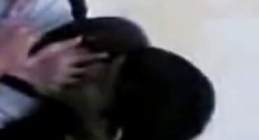 ഫ്ലാറ്റ് ബ്രെസ്റ്റഡ് പെൺകുട്ടി രണ്ട് കോക്ക് കൊണ്ട് ഫക്ക്