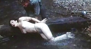 ഒരു മനുഷ്യന്റെ കോഴിയിൽ കഴുത സവാരി രണ്ട് സുന്ദരികൾ