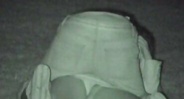 വെളുത്ത സ്ത്രീ ഒരു നീണ്ട കറുത്ത കോഴി ആസ്വദിച്ചു