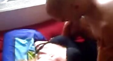 മിൽഫ് അവളുടെ ശരീരം എണ്ണ ഉപയോഗിച്ച് മോയിസ്ചറൈസ് ചെയ്യാനും അവളെ ഫക്ക് ചെയ്യാനും ആവശ്യപ്പെടുന്നു