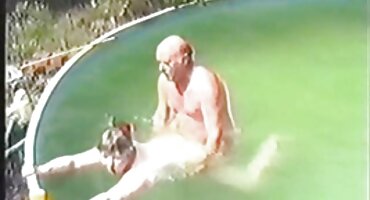 രണ്ട് ബാസ്കറ്റ്ബോൾ കളിക്കാർ അവരുടെ കാമുകി മയക്കുമരുന്ന്