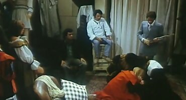 പക്വതയുള്ള ഒരു സ്ത്രീയുടെ സൌന്ദര്യത്തിന് യുവാവ് സന്തോഷത്തോടെ കീഴടങ്ങി