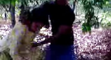 രണ്ട് സുന്ദരികൾ കിടക്കയിൽ ജ്യൂസി ദ്വാരങ്ങൾ നക്കുന്നു