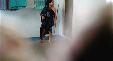 വ്യക്തമായി ഒരു വ്യാജ ടാ ടാ ഒരു സുന്ദരിയായ നിംഫോയുടെ കഴുതയിൽ ഊതി