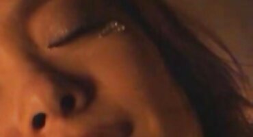 വെളുത്ത സ്റ്റോക്കിംഗിൽ മെഗാ-ബിച്ച് ഒരു സ്പാങ്കിംഗിനായി സ്ലിറ്റ് മാറ്റിസ്ഥാപിക്കുന്നു