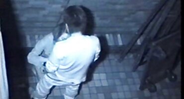 വലിയൊരു കഴുതയുമായി പക്വതയാർന്ന ബ്രൌൺ മസാജ് നൽകുന്നു