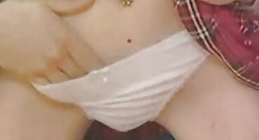 സേ ബാസ്ക്കറ്റ് ബോൾ കളിക്കാരൻ ആവേശത്തോടെ കളി കഴിഞ്ഞ് ഒരു ആൺകുട്ടിയെ