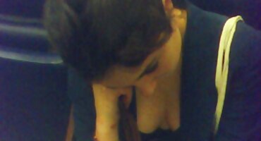 യുവതി ആകാംക്ഷയോടെ ഒരു ടാറ്റൂ ചെയ്ത ആൺകുട്ടിയുമായി