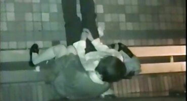 ഇരുണ്ട മുടിയുള്ള മൻമീത് ഫ്രിസ്ക് അനാലെയിൽ നിന്ന് വിലപിക്കുന്നു