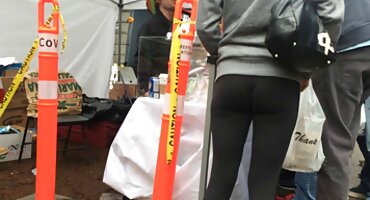 കാമുകൻ അത്യാഗ്രഹത്തോടെ ചുവന്ന അടിവസ്ത്രം