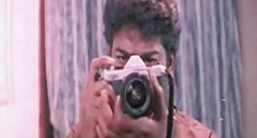 കട്ടിലിൽ രണ്ട് ബ്രൂണെറ്റുകൾ ഒരു ത്രികോണം നിന്ന് കുമ്മായം