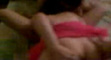 മെലിഞ്ഞ വേലക്കാരി വ്യത്യസ്തമായി ഫെറ്റിഷിസ്റ്റിനെ തൃപ്തിപ്പെടുത്തുന്നു