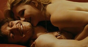 ടാറ്റൂകളുള്ള പെൺകുട്ടി വായിൽ കം ലഭിക്കുന്നു