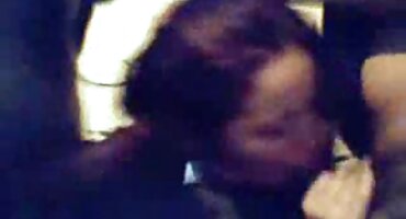 ഡ്രൈവർ ഒരു വലിയ ഇണചേരൽ യാത്രക്കാരൻ വലിക്കുന്നു