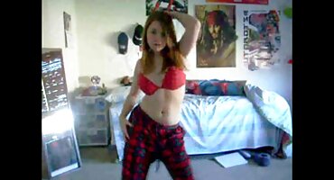 ബസ്റ്റി പെൺകുട്ടികൾ സോഫയിൽ രസകരമായ