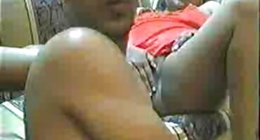 ഒരു പക്വതയുള്ള മനുഷ്യൻ കുളിമുറിയിൽ കളിച്ച പെൺകുട്ടി