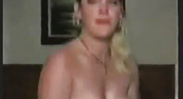 ക്ലാസിക് ഫക്കിംഗ് യുവ ദമ്പതികൾ കുളിമുറിയിൽ