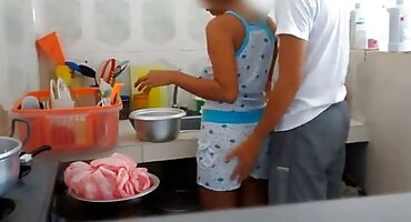 ബോർഡിൽ ഒരു വിമാനം ബേബി കുകാൻ സക്സസ് ഡോഗി സ്റ്റൈൽ കീഴടങ്ങുന്നു