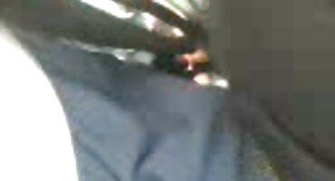 സ്കിൻ ബ്രൂണാ ബ്രൂണാ കാമുകി അവളുടെ കാലുകൾ പരത്തുന്നു