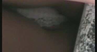 ഒരു സുന്ദരിയായ ബ്രൌണിനാൽ കഴുത്തിൽ നാശം