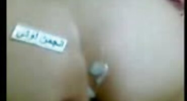 കട്ടിലിൽ വെളുത്തുള്ളി അവളുടെ സുഹൃത്തിന്റെ കോഴി അനുവദിക്കുന്നു