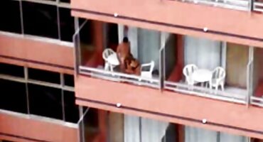 ഡാർക്ക് ഹെയർ ഡ്രീംസ് ഓഫ് കോക്ക് ആൻഡ് ബ്രൈറ്റ് സ്വയംഭോഗം