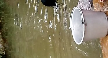 സോസി ഏഷ്യൻ പെൺകുട്ടി ഒരു മനുഷ്യൻ സ്ലിത്സ് തളിച്ചു