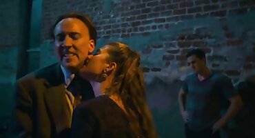 പ്രകൃതിയിൽ, ആൺകുട്ടി മനോഹരമായ പെൺകുട്ടികളുടെ കോഴി ഫ്രൈസ്