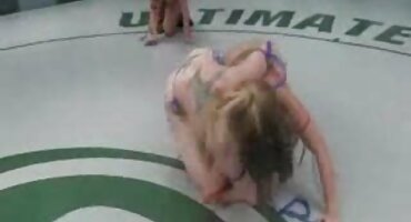 സുന്ദരനായ കാമുകൻ ബോളുകളിൽ തന്റെ സുഹൃത്ത് കം ഇളക്കിവിടുന്നു