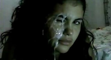 ഒരു റബ്ബർ കോഴി കൊണ്ട് മിൽഫ് ജോലി വായ പരിശോധിക്കുക