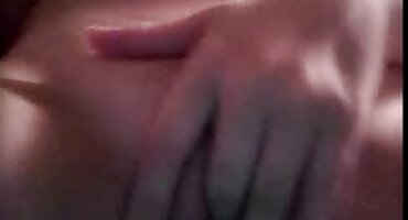 ഒരു ബസ്റ്റി ഓഫീസ് സഹപ്രവർത്തകൻ സോഫയിൽ നാറി