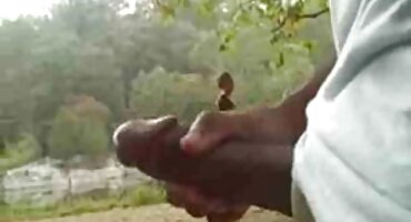 അവൾ കാലുകൾ ഉയർത്തി ഒരു പക്വതയുള്ള മനുഷ്യൻ നിന്ന് ഒരു വലിയ കോഴി ലഭിച്ചു