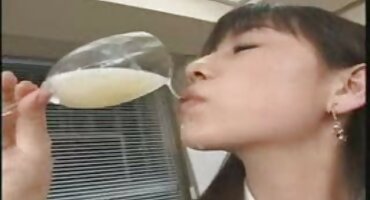 കിടക്കയിൽ ശക്തമായ രതിമൂർച്ഛയിൽ നിന്ന് പെൺകുട്ടി വിലപിക്കുന്നു