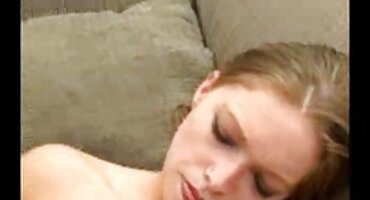 പെണ്കുട്ടി അവളുടെ പൂറില് വിരലുകള് ചേര്ത്ത് പിടിച്ച് സ്വയം ഊമ്പി