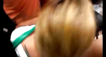 ഒരു ജോക്കിന്റെ ചൂട് കീഴിൽ സ്നോ വൈറ്റ് നെടുവീർപ്പിടുന്നു, കം യാചിക്കുന്നു