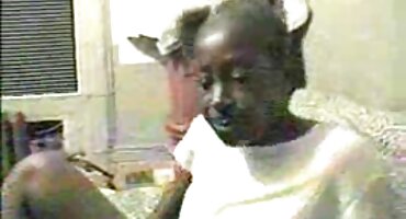 തറയിൽ മെലിഞ്ഞ നഗ്നത, വിരൽ സമനിരപ്പുണ്ടാക്കുക