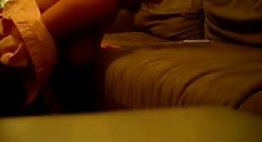 രണ്ട് തൊണ്ട കുരുമുളക് കുരുമുളക് യുവ ഡ്യൂഡ് കുടിച്ചു ഒരു ത്രെഡിൽ