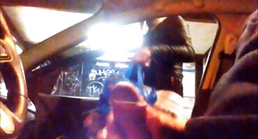 മെലിഞ്ഞ പെൺകുട്ടി കുളിമുറിയിൽ ഗ്ലാസ് കൃത്രിമത്വം കൊണ്ട് സമനിരപ്പുണ്ടാക്കുക