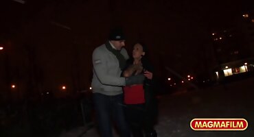 ഹോളിഡേ ഭാഗ്യവാൻ ഗ്രൂപ്പ് സെക്സ് അവസാനിക്കുന്നു