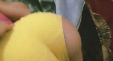 കിടപ്പുമുറിയിൽ തുണികൊണ്ടുള്ള സെക്സ്