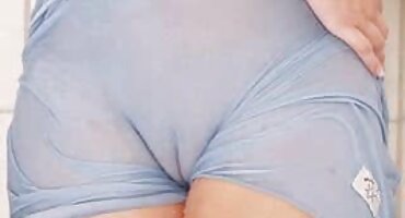 കോച്ച് ബുദ്ധിപൂർവ്വം ഒരു ബസ്റ്റി അത്ലറ്റിന്റെ പുസ്സി വലിച്ചെറിഞ്ഞു