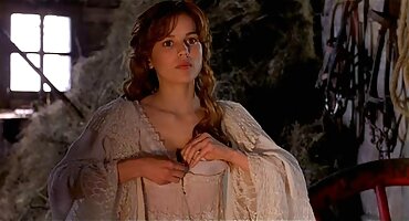 ഒരു ആൺകുട്ടിയുമായി കിടക്കയിൽ രണ്ട് സുന്ദരികൾ